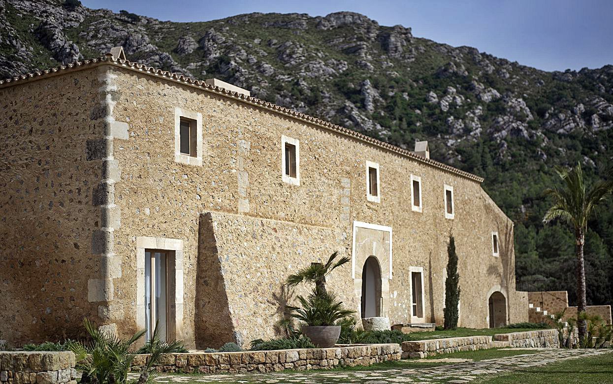 El edificio principal de la finca, que data del siglo XVIII, y uno de los rincones del interior.