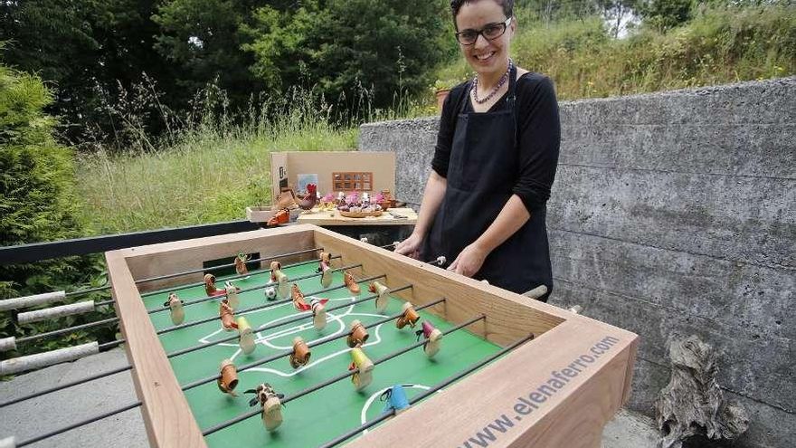 Elena Ferro amosa o futbolín no seu taller da parroquia cruceña de Merza.
