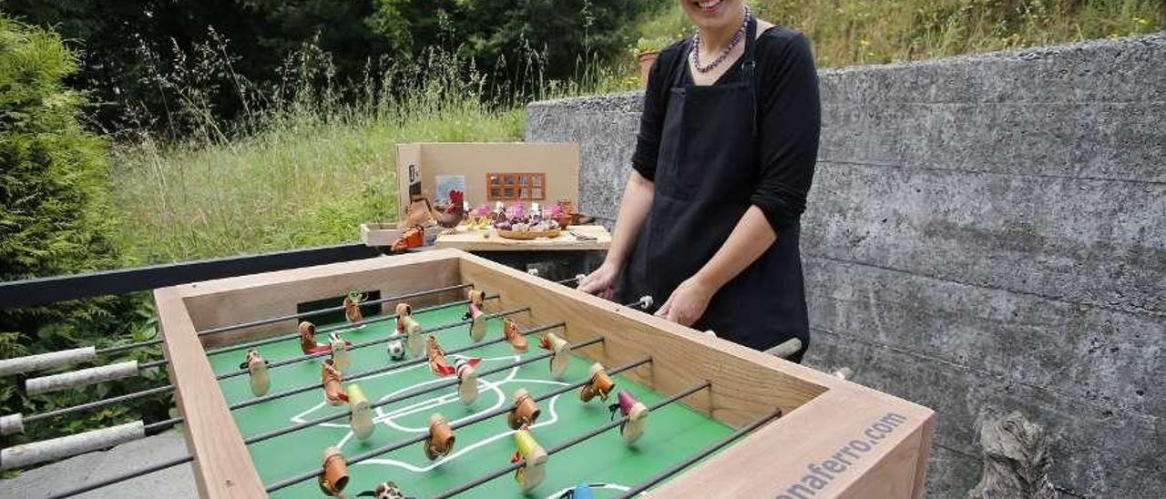 Elena Ferro amosa o futbolín no seu taller da parroquia cruceña de Merza.