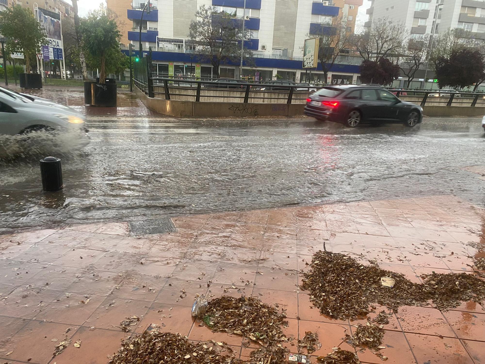 Una tromba de agua pilla por sorpresa a los murcianos.