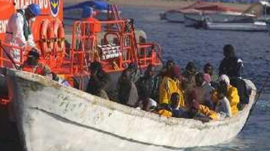 Imagen de archivo del rescate de migrantes llegados a las costas de Canarias a bordo de un cayuco.