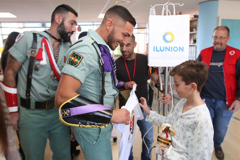 La Legión visita este Lunes Santo a los pequeños en el Materno