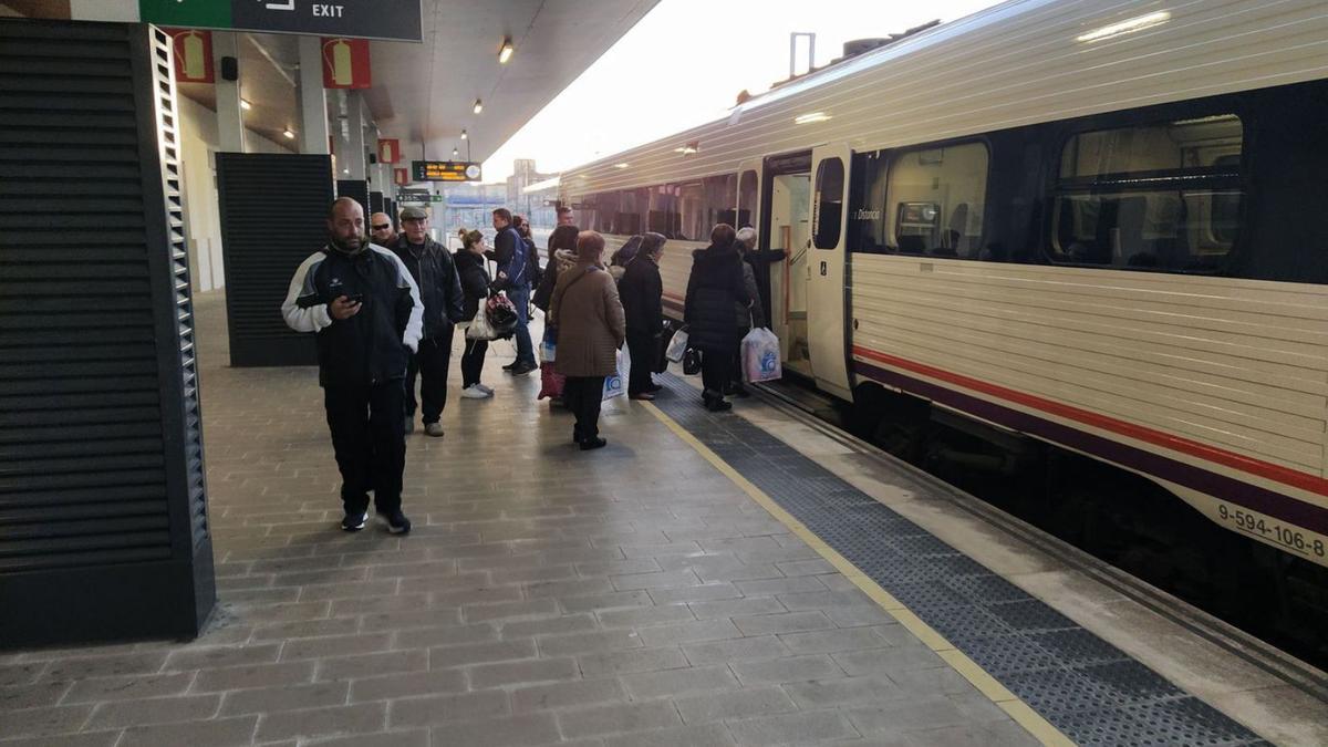 Viajeros toman el tren regional Puebla -Valladolid en la estación de Zamora.