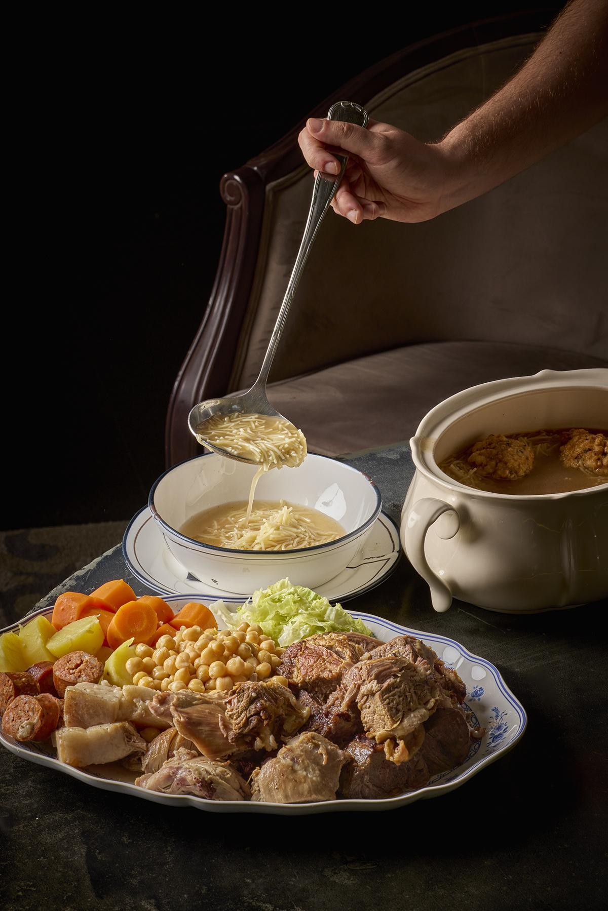 El cocido madrileño de Antigua Embajada se sirve en tres vuelcos: primero la sopa, después los garbanzos y las verduras y, por último, las carnes y los embutidos.