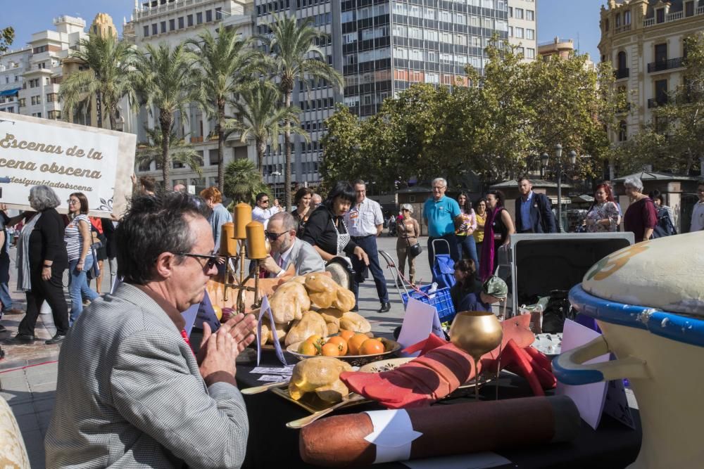 Falla humana de Pobresa Zero en la plaza del Ayuntamiento de València