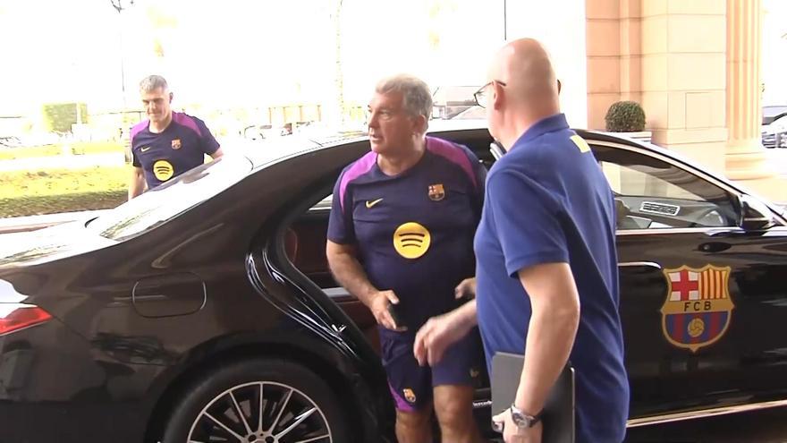 Así ha llegado esta mañana Laporta al hotel Ritz-Carlton donde descansa el equipo