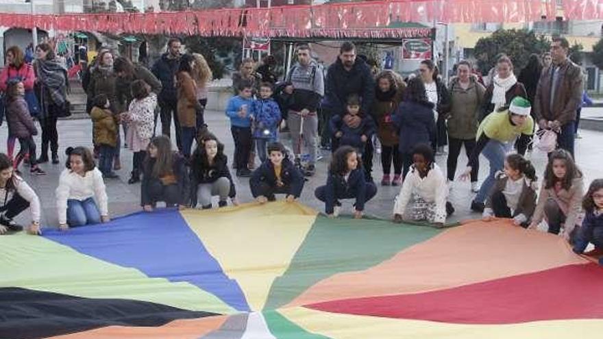 Niños participan en uno de los juegos en la Praza Massó. // S. Álvarez