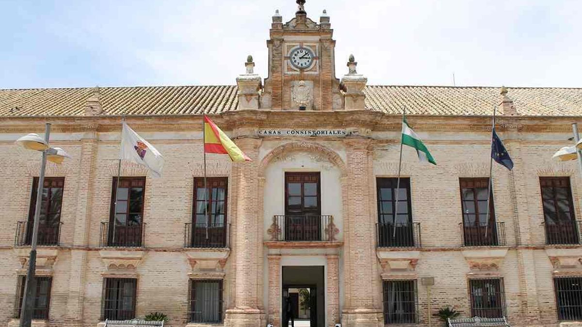 Imagen de la fachada del edificio del Ayuntamiento de La Carlota.