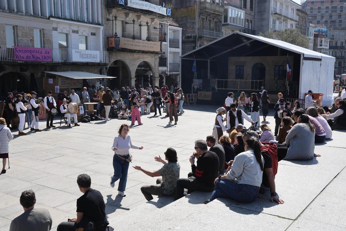 Ambiente festivo en la Praza do Berbés ayer por la mañana, en la segunda jornada de la Reconquista.