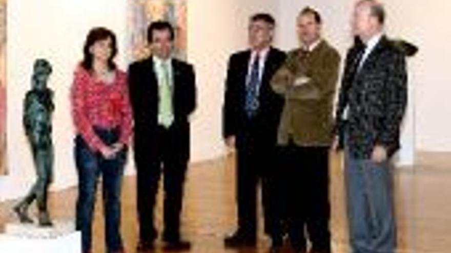 Inauguración de una exposición de esculturas y pinturas en el centro cultural de Caja Duero