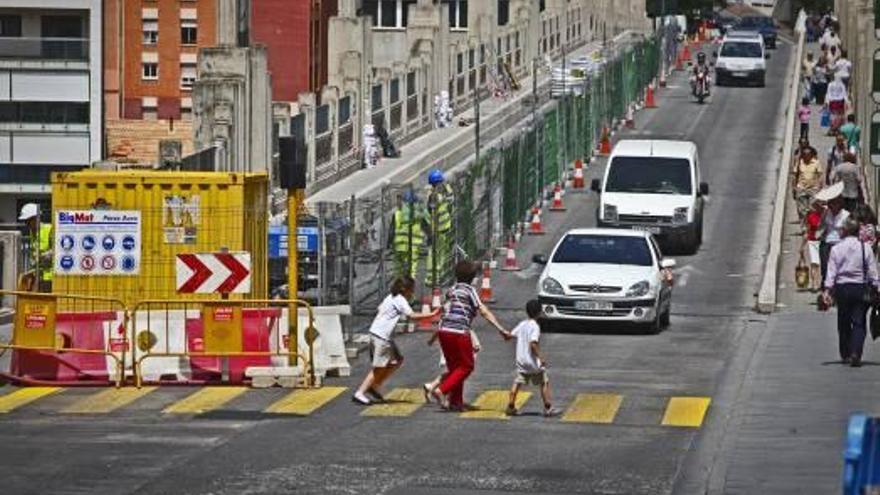 Los trabajos de reparación del puente se intensificaron en la mañana de ayer.