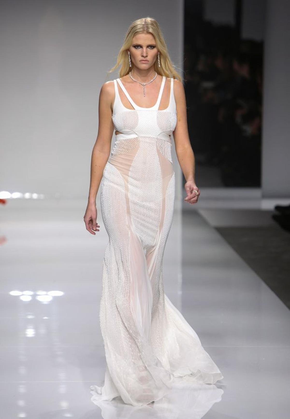 Atelier Versace Primavera Verano 2016: Lara Stone
