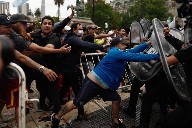 Momentos de tensión se han vivido en el ingreso al velatorio en Plaza de Mayo, cuando la Policía intentó dispersar a una multitud que se encontraba fuera de la fila establecida para acceder a la Casa Rosada