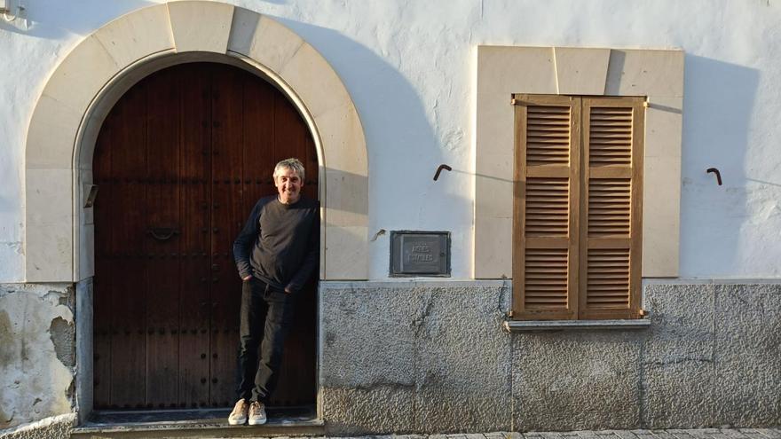 Pep Cirer posa para esta entrevista en Can Soler, el estudio donde bailan los 'Gatarrots'.