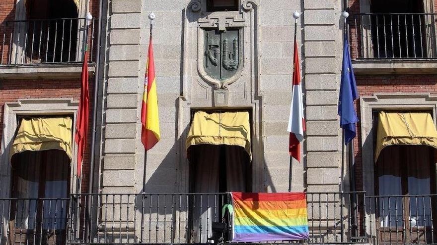 La bandera, en el balcón del Ayuntamiento.