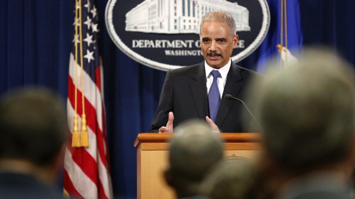 El fiscal general de EEUU, Eric Holder, atiende a los medios, el martes en Washington.