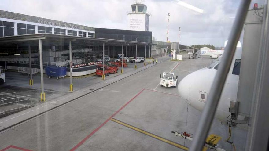 El aeropuerto de Alvedro tras el aterrizaje de un avión.