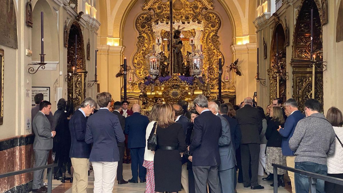 El consejero de Industria, Jorge Paradela, visita la iglesia de El Silencio en el día en el que la Hermandad realizará su estación de penitencia.
