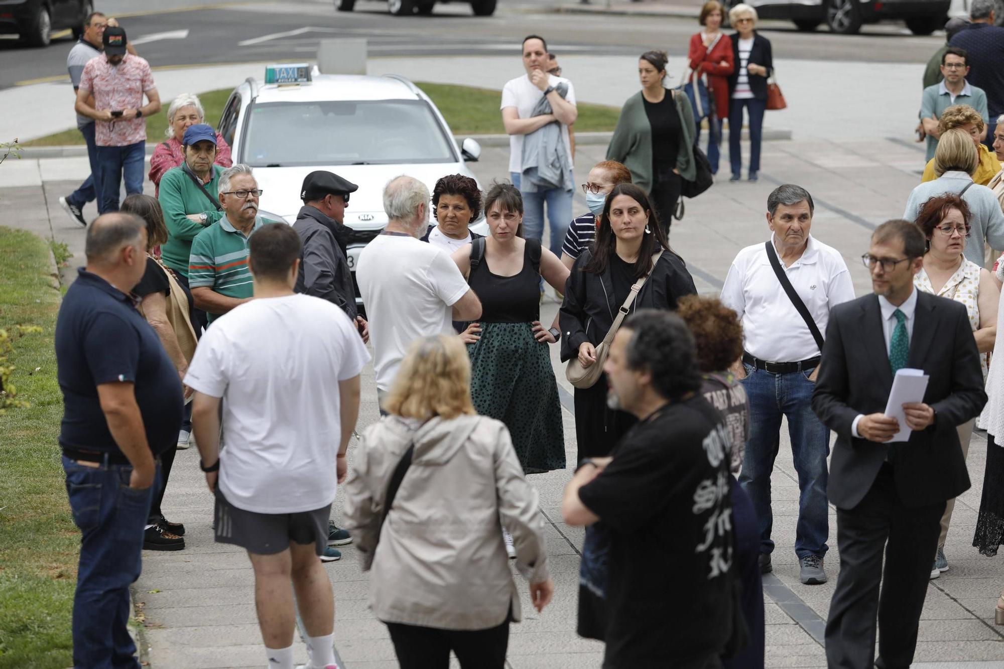 Así fue la despedida y el homenaje de amigos y clientes del Cafetón en Avilés a sus dueños, muertos en León
