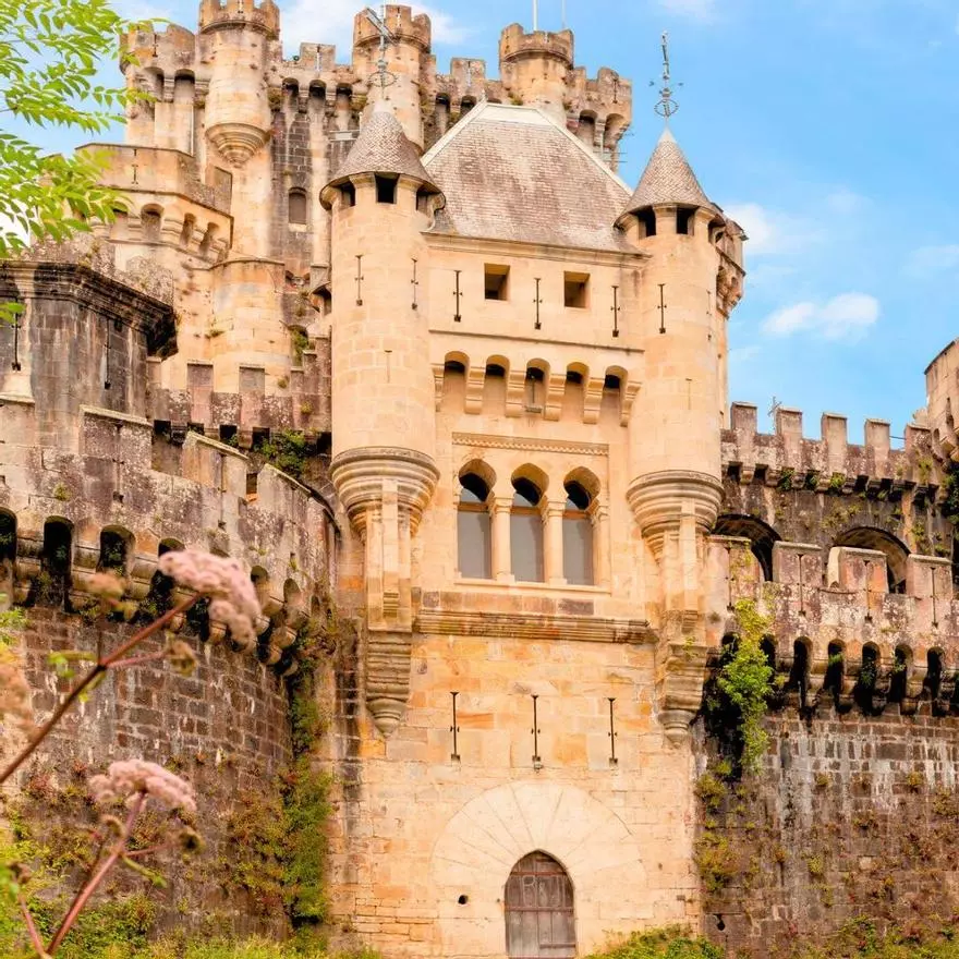 Lo siento Alemania, pero el castillo más bonito del mundo está en el norte de España, rodeado de un bosque centenario