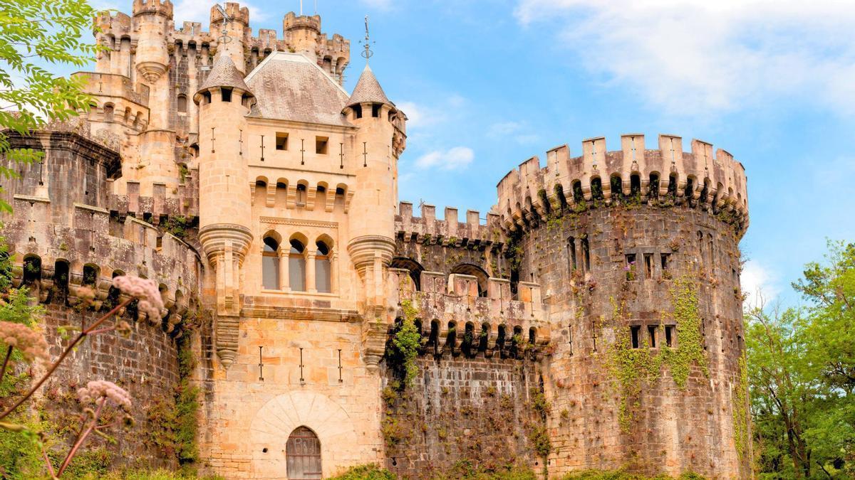 Esta fortaleza neogótica de origen medieval es la única de su estilo en el País Vasco.