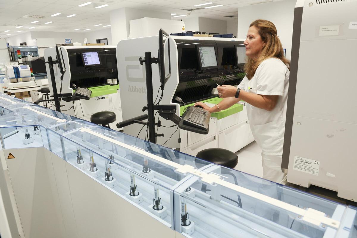 Análisis de muestras en el laboratorio de Análisis Clínicos del Hospital de Sant Joan