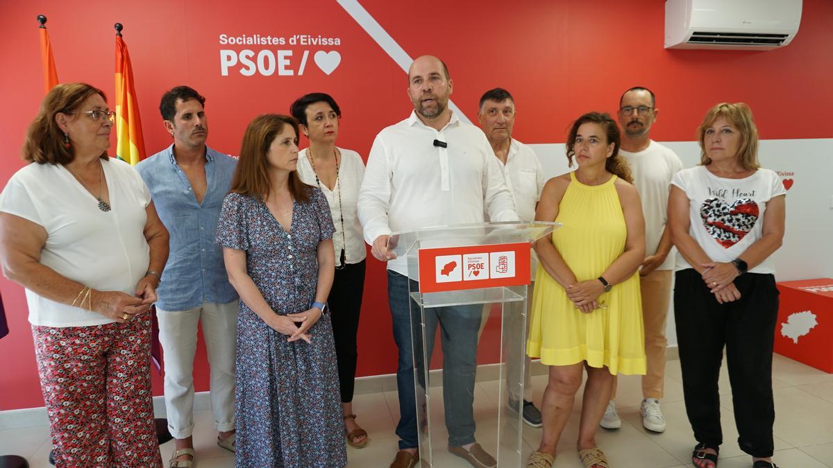 El secretario general de la FSE-PSOE, Vicent Roselló, acompañado de los portavoces socialistas en la rueda de prensa de este miércoles.