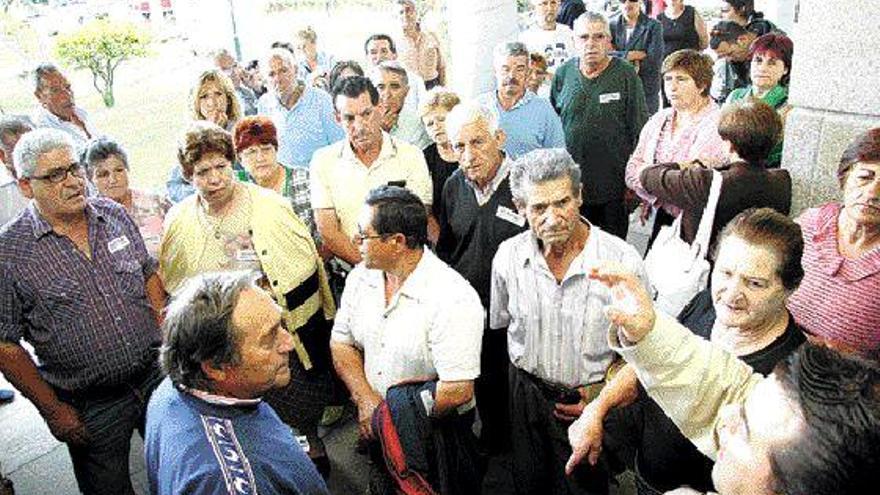 Propietarios de Albariños bloquean la entrada al Concello durante una hora