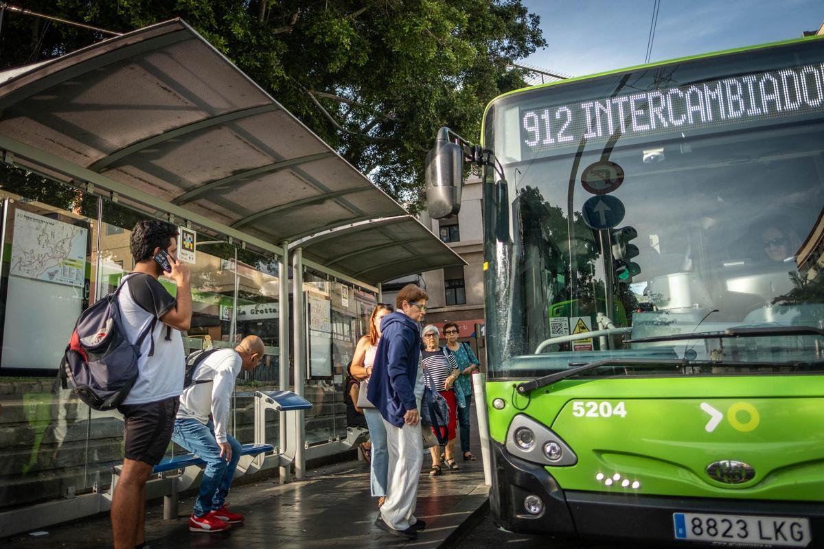 Una guagua urbana de Santa Cruz llega a la parada de la plaza MIlitar