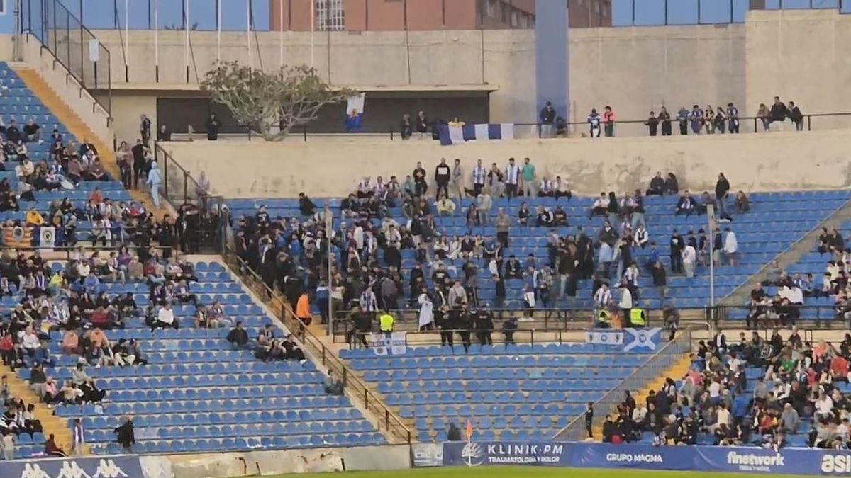 Curva sur abandona el Estadio Rico Pérez durante el partido Hércules CF- Villarreal B
