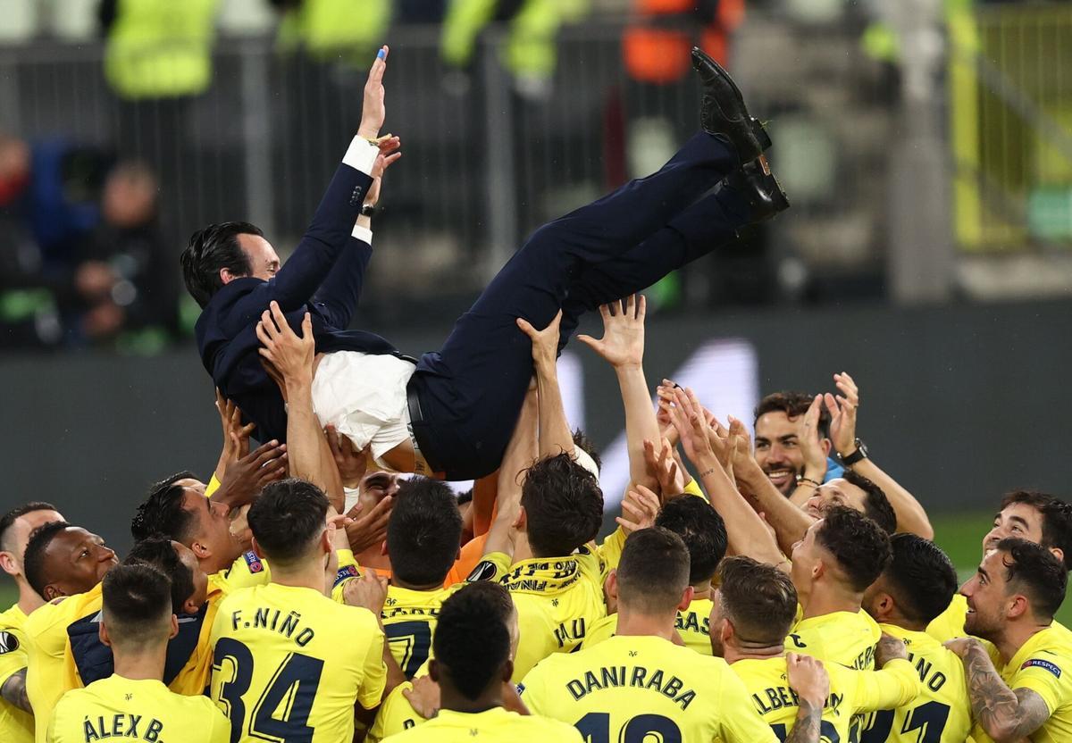Gdansk (Poland), 27/05/2021.- Players of Villarreal celebrate with Head Coach Unai Emery (up) after winning the UEFA Europa League final soccer match between Villarreal CF and Manchester United in Gdansk, Poland, 27 May 2021. (Polonia) EFE/EPA/Maja Hitij / POOL