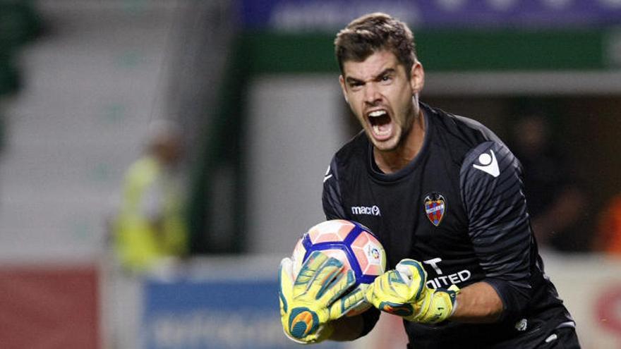 El portero Raúl, celebra la victoria.