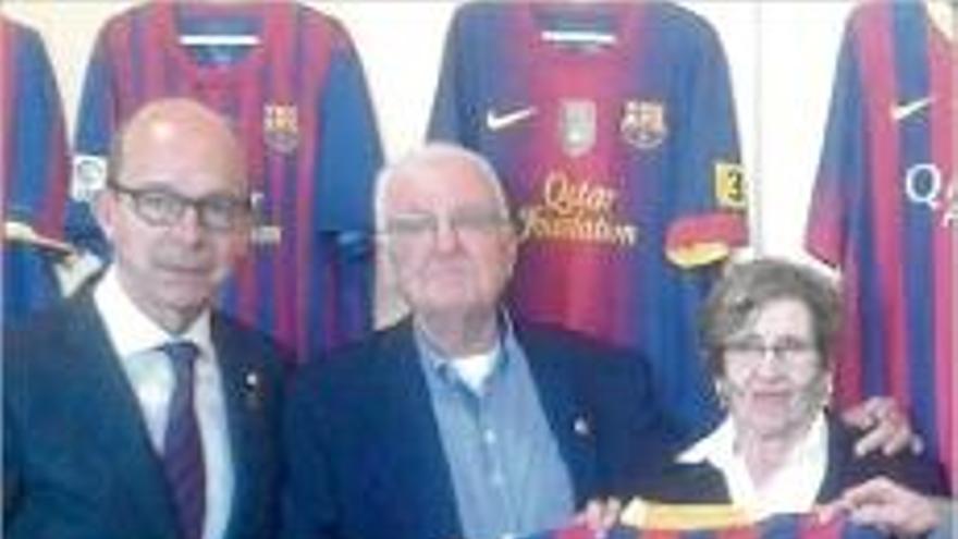 Els pares de Tito Vilanova, amb el vicepresident del FC Barcelona, Jordi Cardoner.