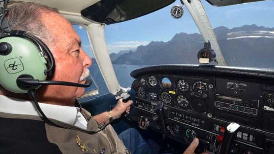 Juan Alonso Castellano enfila las cresterías de Güigüi pilotando una Cessna, el pasado miércoles.  | yaiza socorro