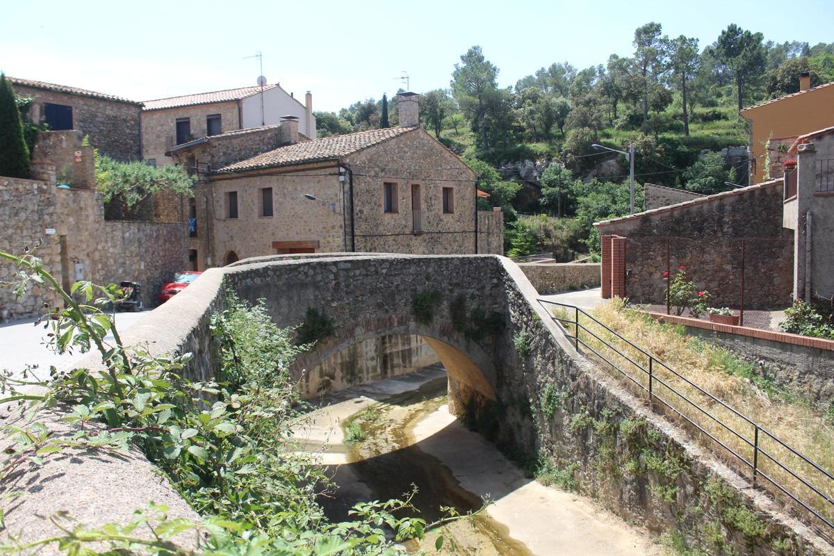 La riera de Terrades travessa el poble.