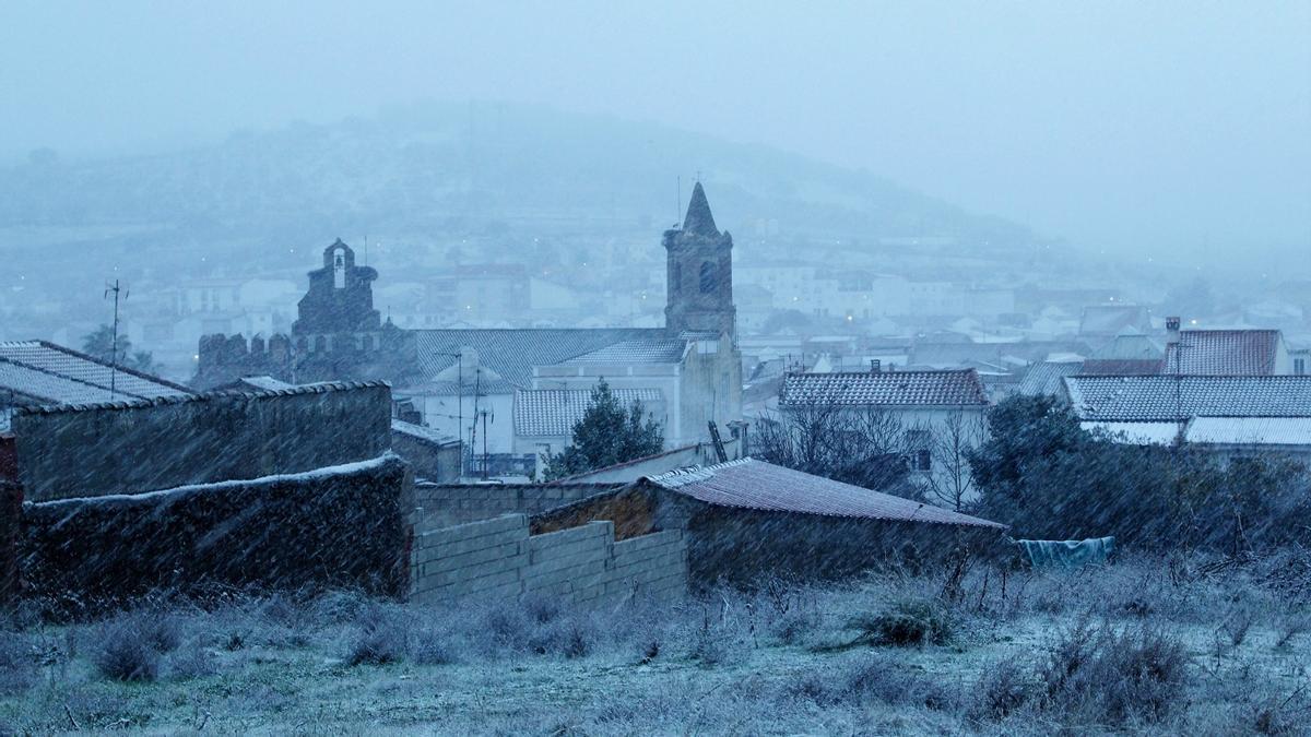 FOTOGALERÍA | Copos de nieve en Extremadura en este domingo electoral