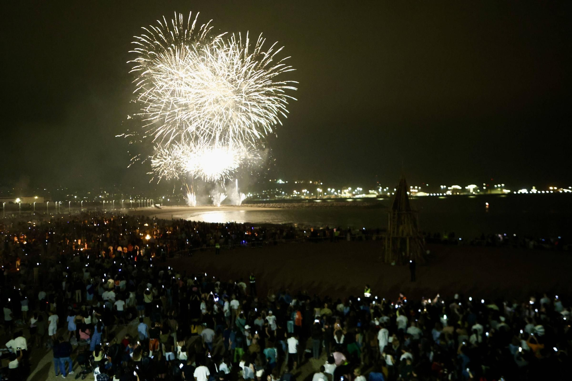 Fuegos artificiales, música, flores, hoguera... la celebración de San Juan en Gijón, en imágenes