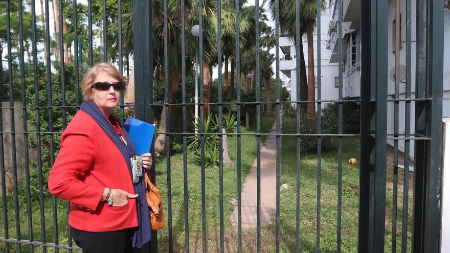 La dirigente vecinal María José García, junto al pasaje.