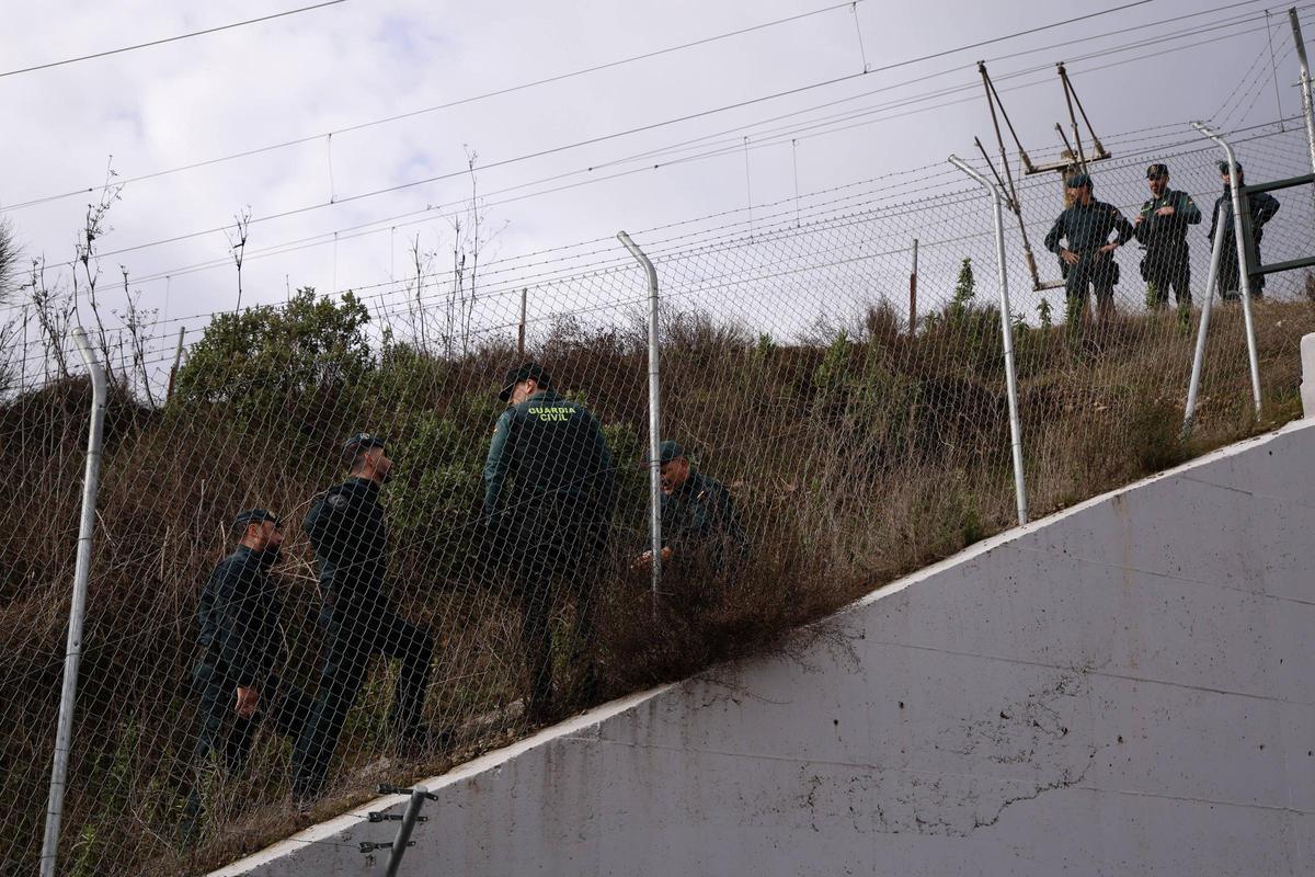 Agentes de la Guardia Civil realizando labores de búsqueda.