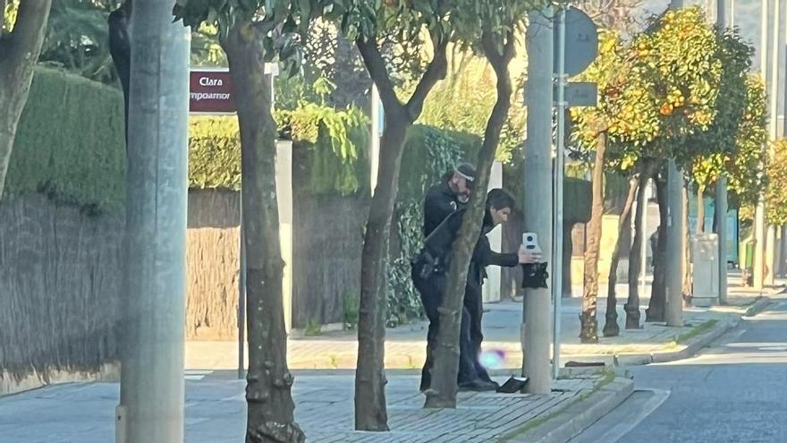 Agentes de la Policía Local colocan el radar láser en una farola.