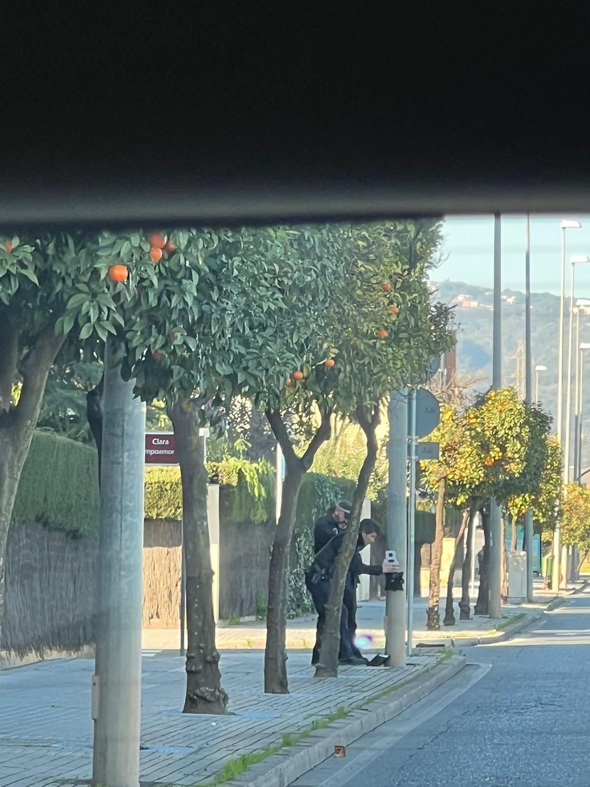Agentes de la Policía Local colocan el radar láser en una farola.