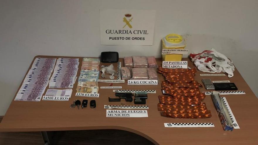 Droga, armas y dinero incautado en la operación. // G. C.