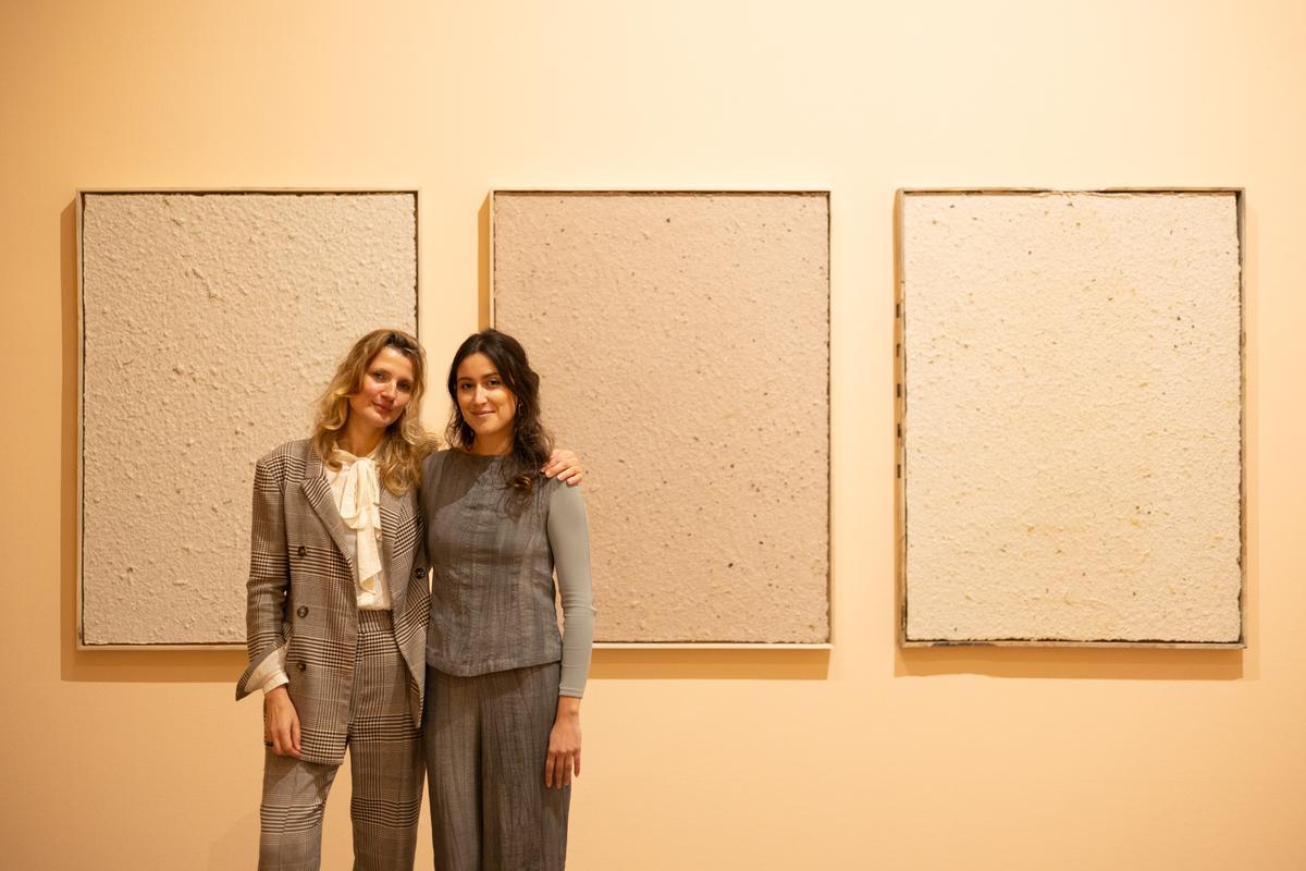 La artista castellonense Laura Palau (a la derecha) junto a la comisaria de la exposición que presenta en el CCCC Jana J. Haeckel.