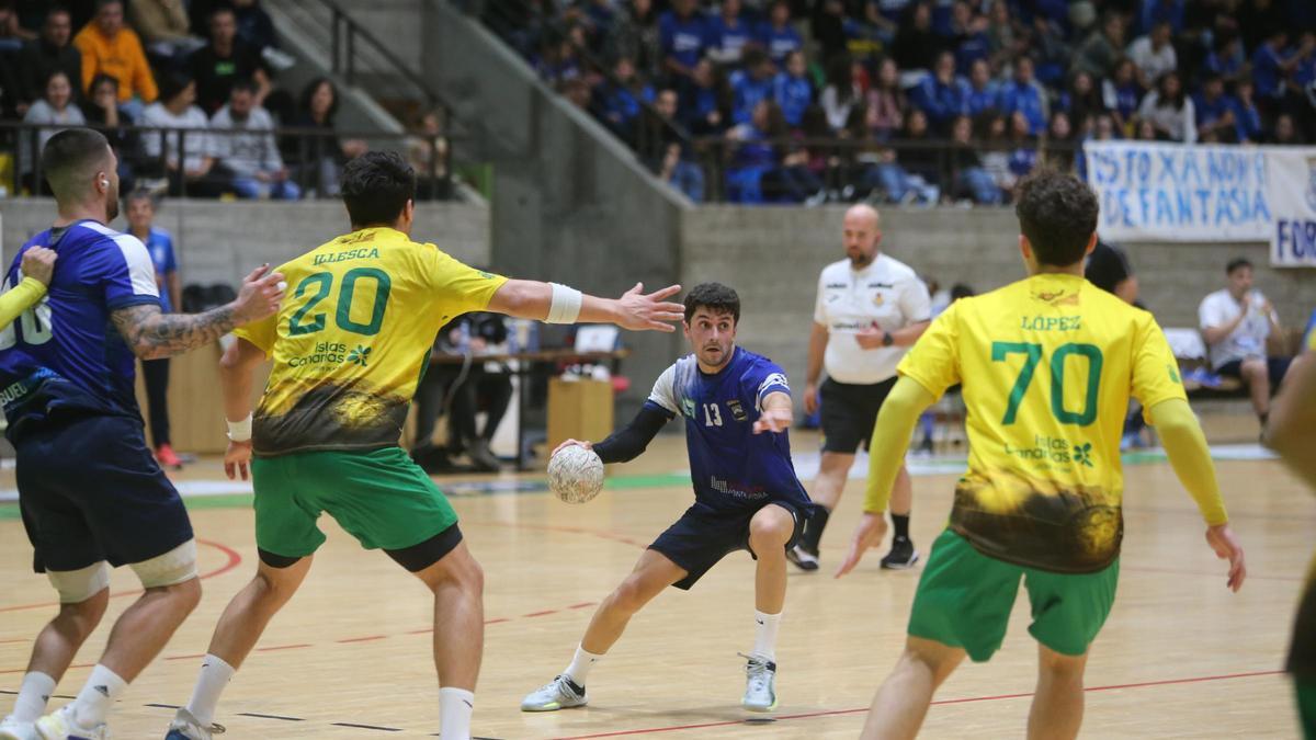 Brais López dirigiendo a su equipo en el duelo de ayer ante el Gáldar.