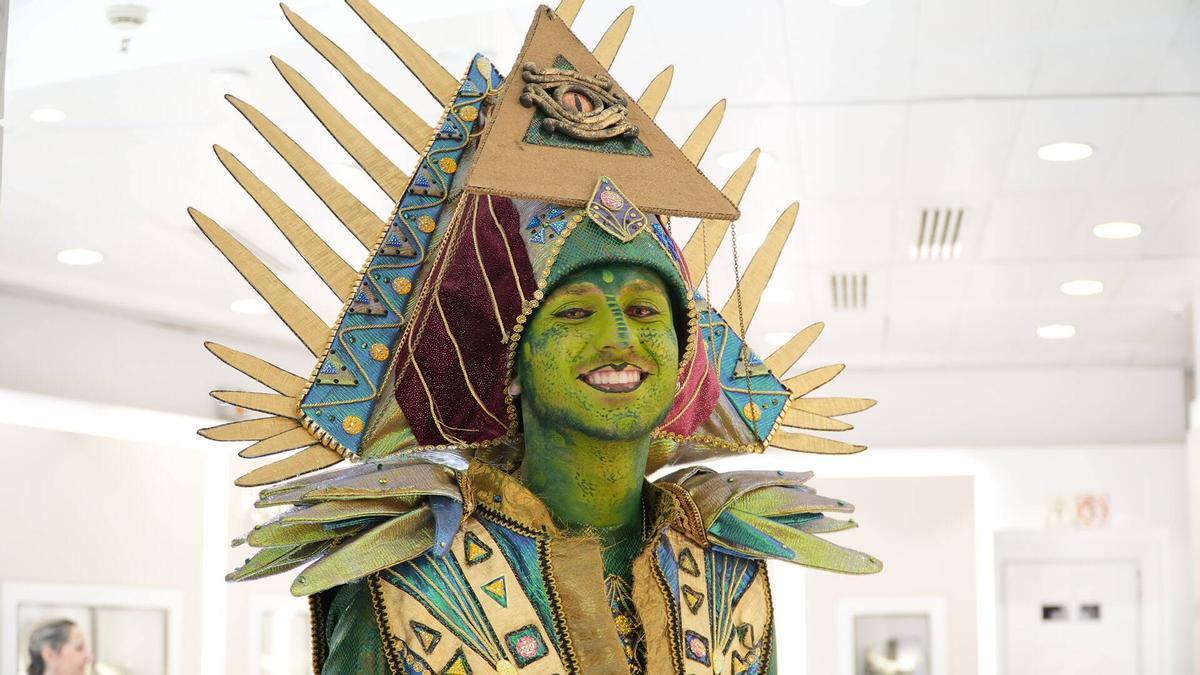 Fotogalería | Las comparsas lucen sus trajes este lunes como maniquíes vivientes