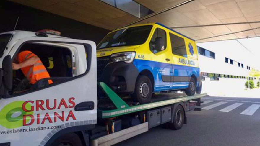 La grúa se lleva una ambulancia.