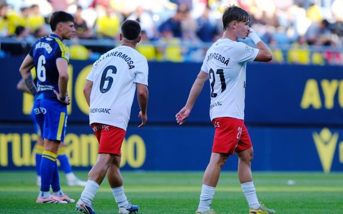 Josep Cerdà celebra el gol del Andorra ante el jugador del Cádiz Iker Recio.