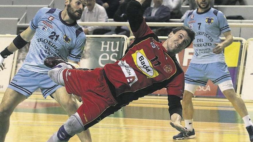 Eloy González lanza a portería ante la mirada de Adrián y Rubén Soliño. // El Diario del Alto Aragón