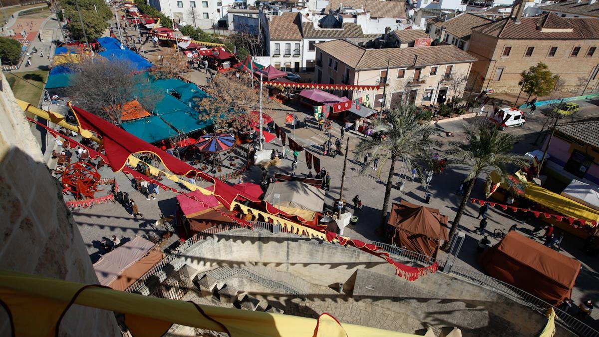 Un pasacalles multicolor inaugura el Mercado Renacentista de Córdoba