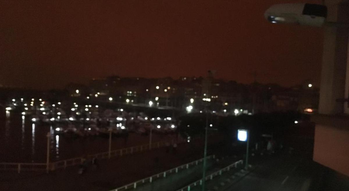 Gijón se queda a oscuras entre el olor a quemado y restos de ceniza en el aire